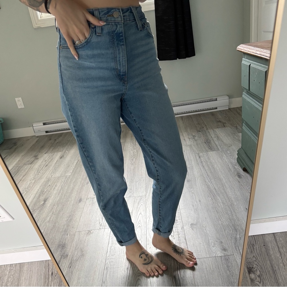 Authentic Levi's High waisted mom jean